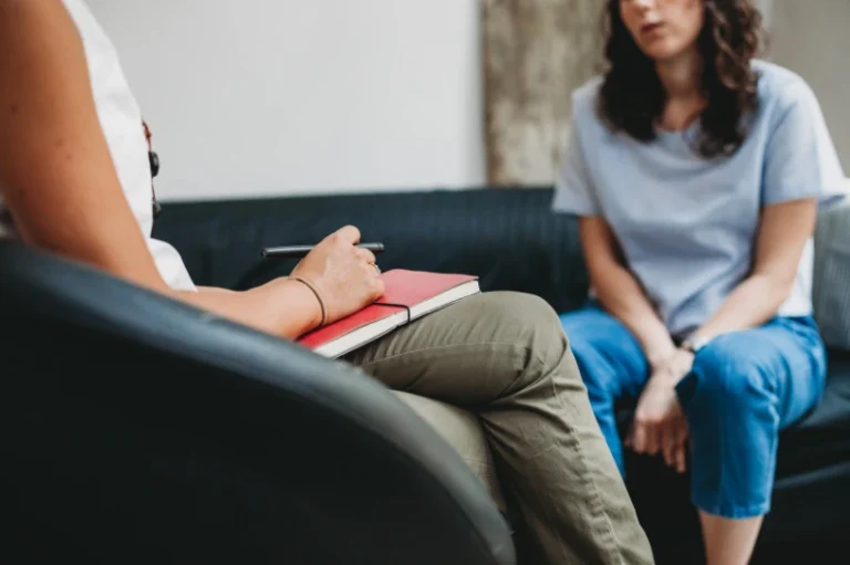 Cuando el suicidio aparece en psicoterapia: claves para acompañar y actuar ante el riesgo suicida